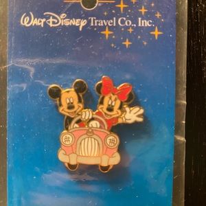 Disney pin (Mickey & Minnie)